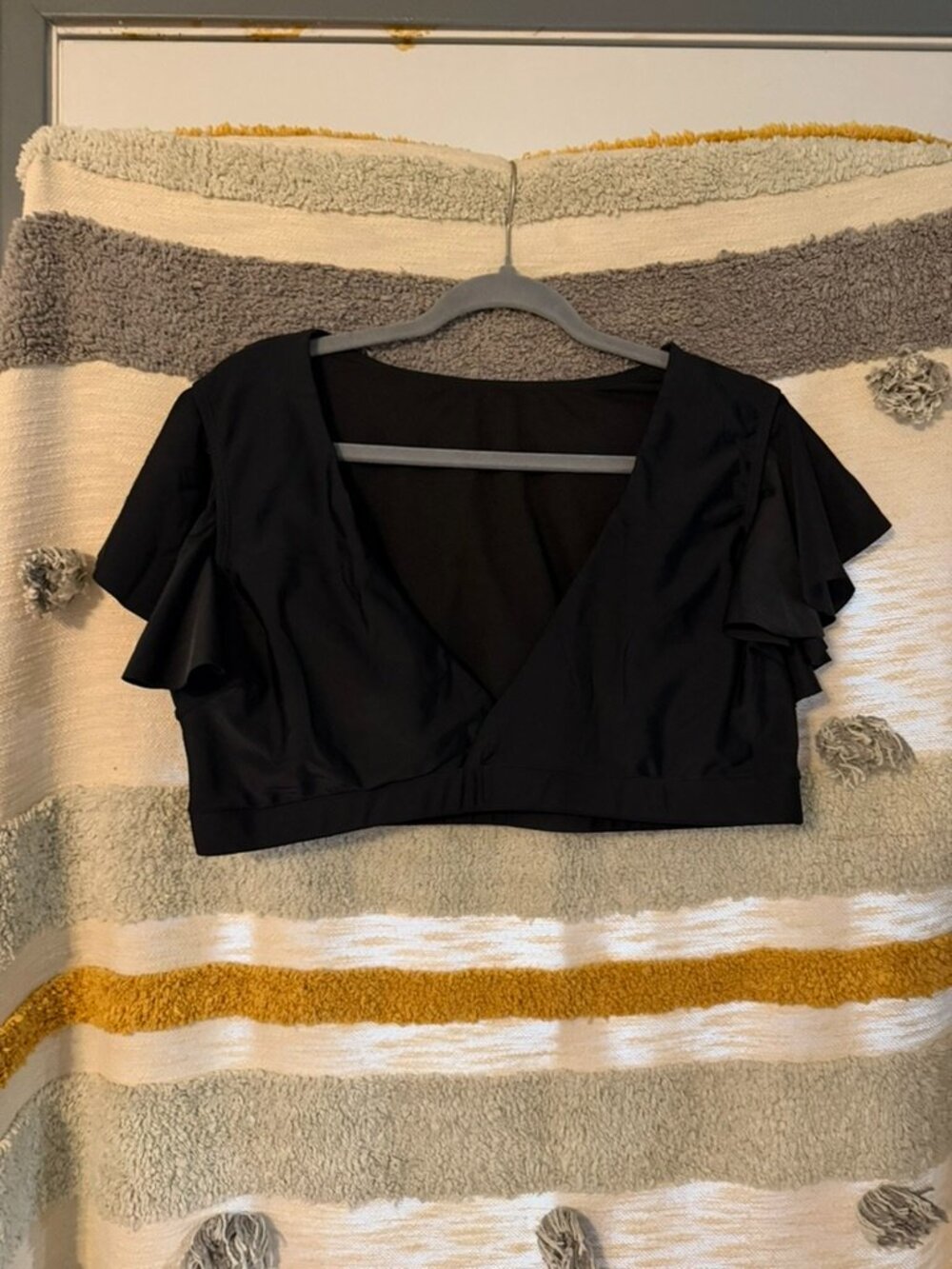MeetCurve Black Solid V-Neck Ruffle Flutter Sleeve Bikini Swim Top Plus Size 2XL